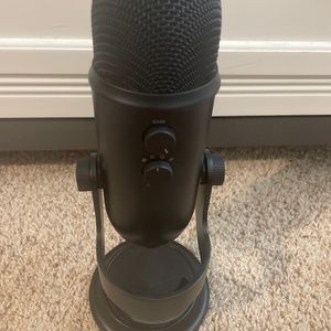 Blue yeti black microphone